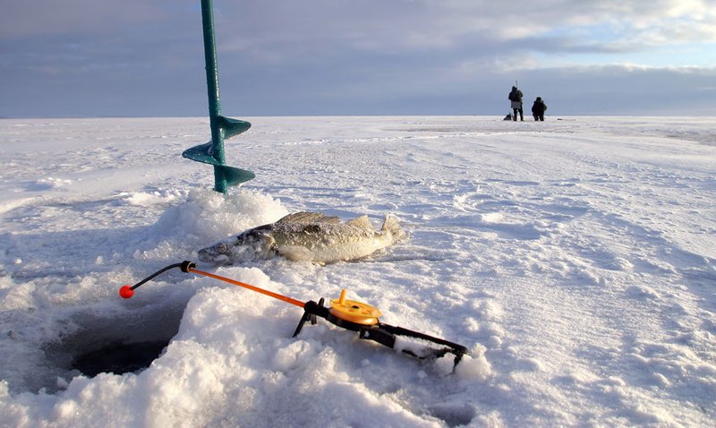 Canadian Winter Delight: Experience Ice Fishing Game Online in the Great North in Canada